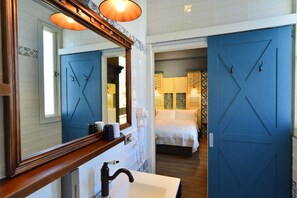 Individually decorated, individually furnished, desk, blackout drapes - CheeseBon (Hualien City)