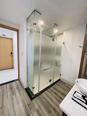 Superior Double Room, 1 King Bed | Bathroom | Separate tub and shower, free toiletries, hair dryer, slippers - The Light Hotel (Ha Long)