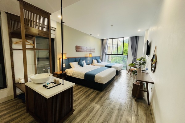 Deluxe Quadruple Room | Minibar, in-room safe, desk, WiFi (free)