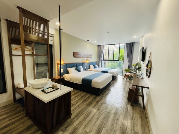 Chambre Quadruple Deluxe | Minibar, coffres-forts dans les chambres, bureau, Wi-Fi gratuit