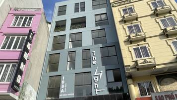 Vista frontal de la propiedad