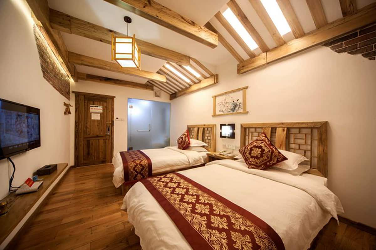 deluxe twin room | desk, soundproofing, free wifi, wheelchair access