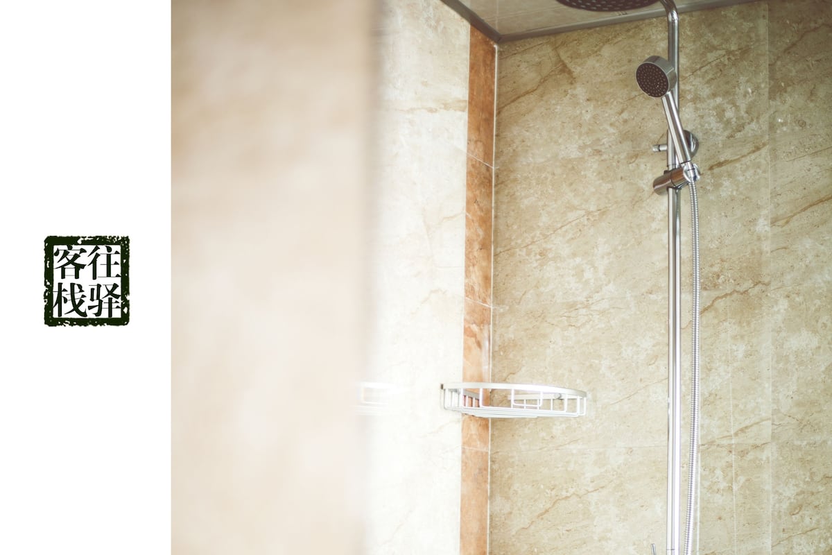 deluxe double room | bathroom | shower, free toiletries, slippers, towels