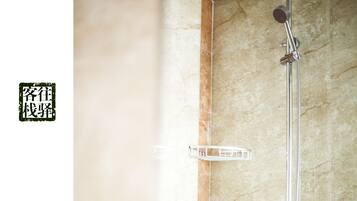 Habitación Deluxe doble | Baño | Ducha, artículos de higiene personal gratuitos, zapatillas y toallas