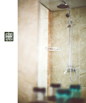 Chambre Deluxe double | Salle de bain | Douche, articles de toilette (gratuits), pantoufles, serviettes fournies