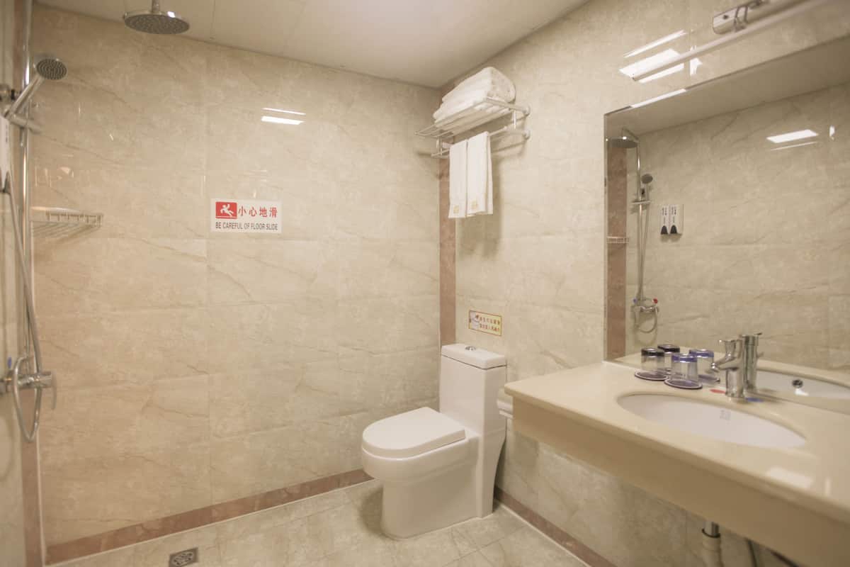 standard twin room | bathroom | shower, free toiletries, slippers, towels