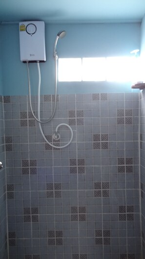 Shared Dormitory | Bathroom | Shower, free toiletries, towels - Hidden Cliff Hostel (Ko Lanta)