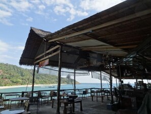 Dinner served, Thai cuisine - Hidden Cliff Hostel (Ko Lanta)