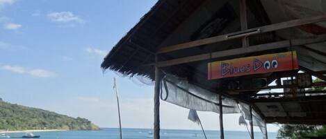 Middag serveres, thailandske retter