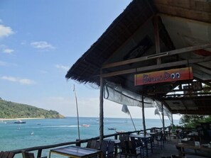 Se sirven cenas y cocina tailandesa