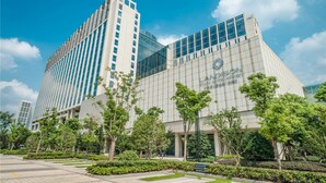 A modern building with a glass facade and a sign reading "HANDISON". - Landison Plaza Hotel Ningbo (Ningbo)
