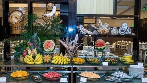 A buffet with various fruits and vegetables, including bananas, pineapples, and watermelon. - Landison Plaza Hotel Ningbo (Ningbo)