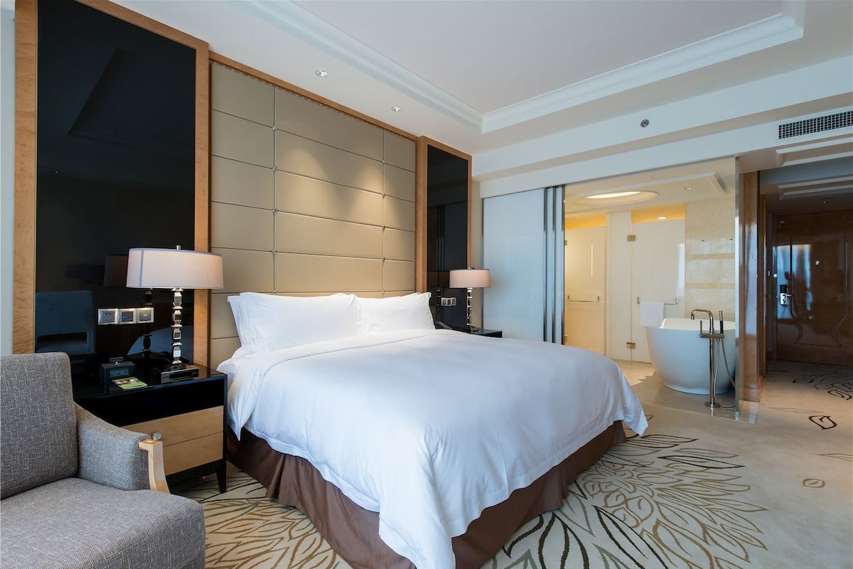Chambre supérieure double | Minibar, coffre-fort, bureau, rideaux d’obscurcissement