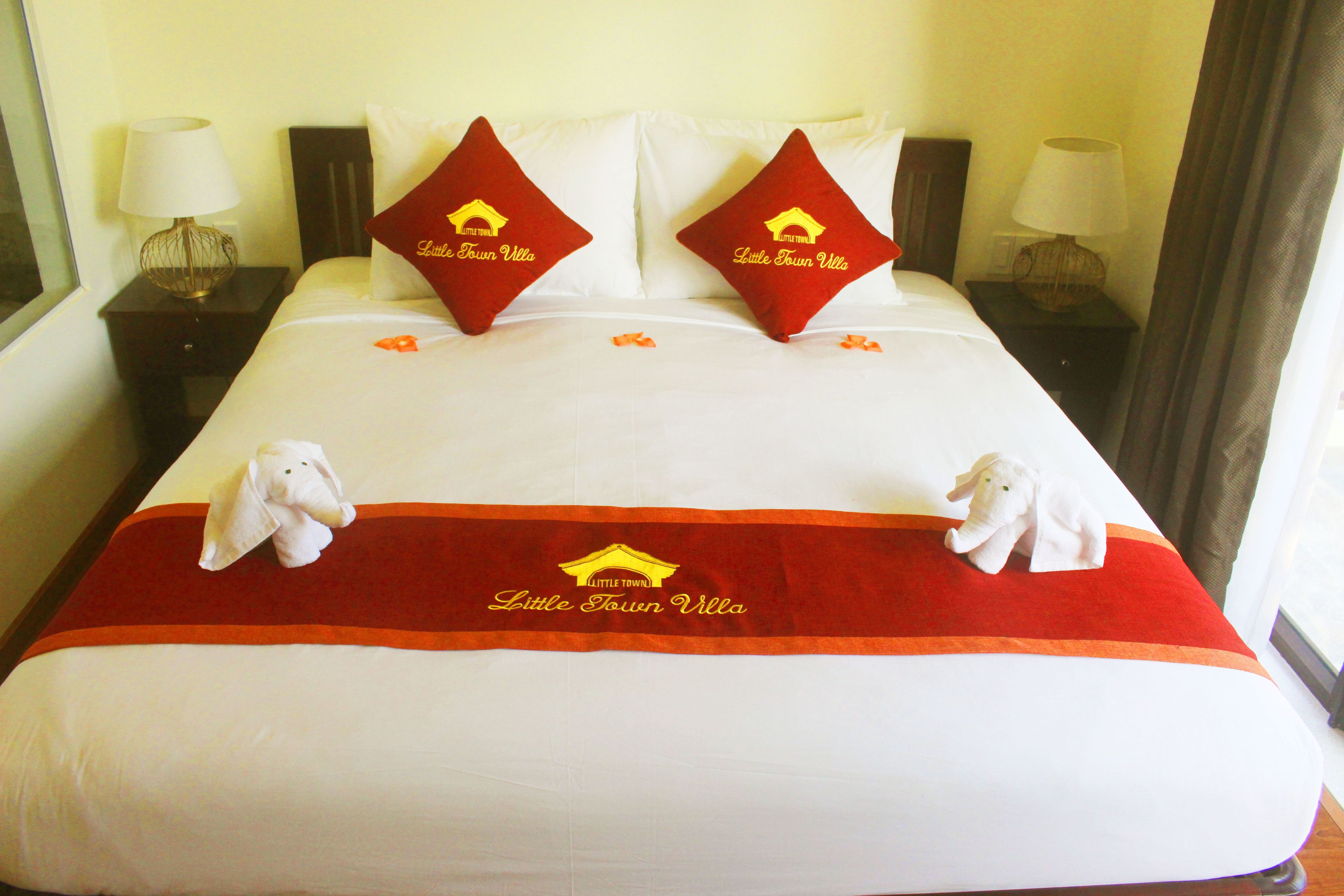 deluxe double room, pool view | minibar, in-room safe, desk, soundproofing