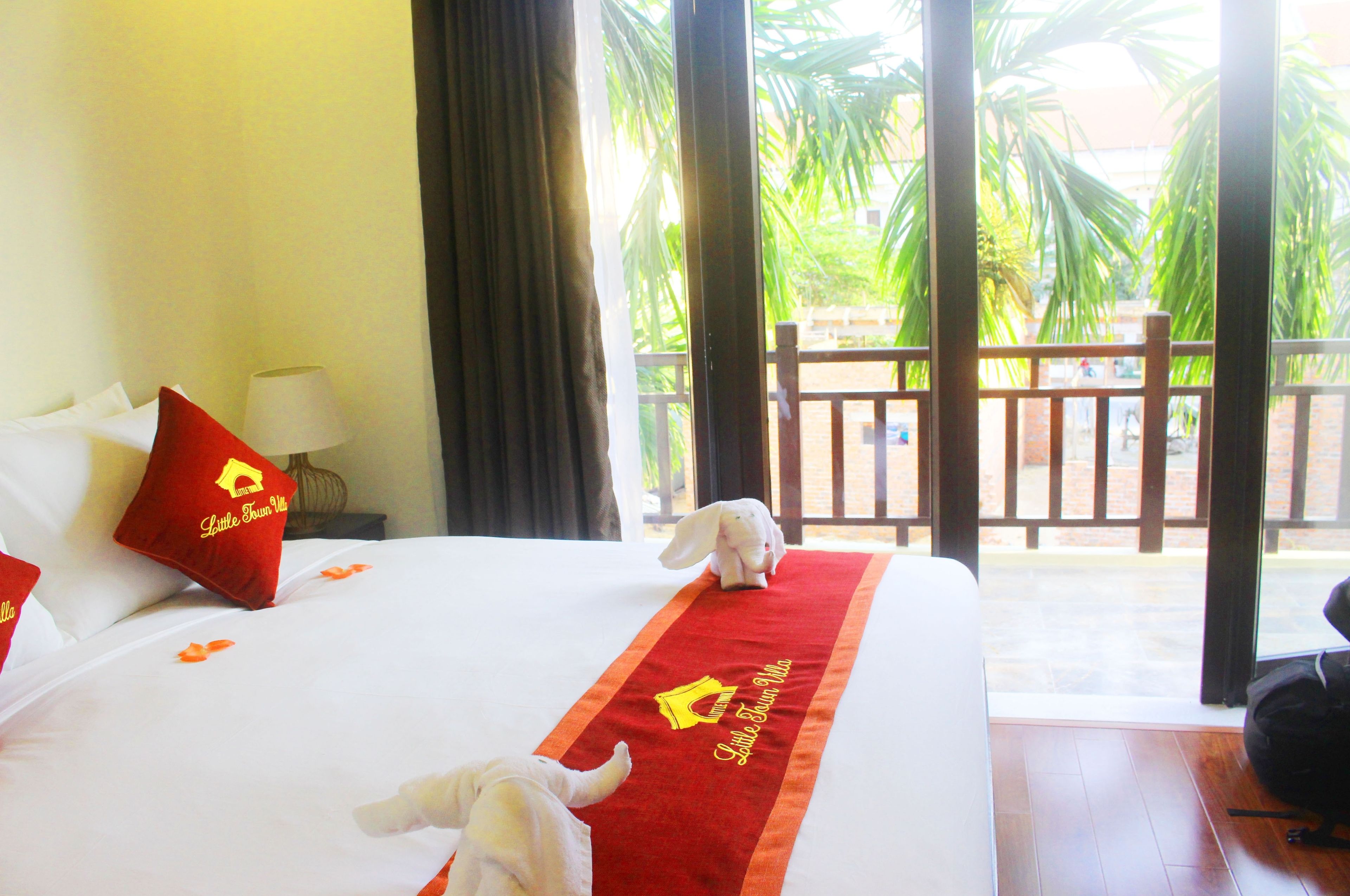 deluxe double room, pool view | minibar, in-room safe, desk, soundproofing