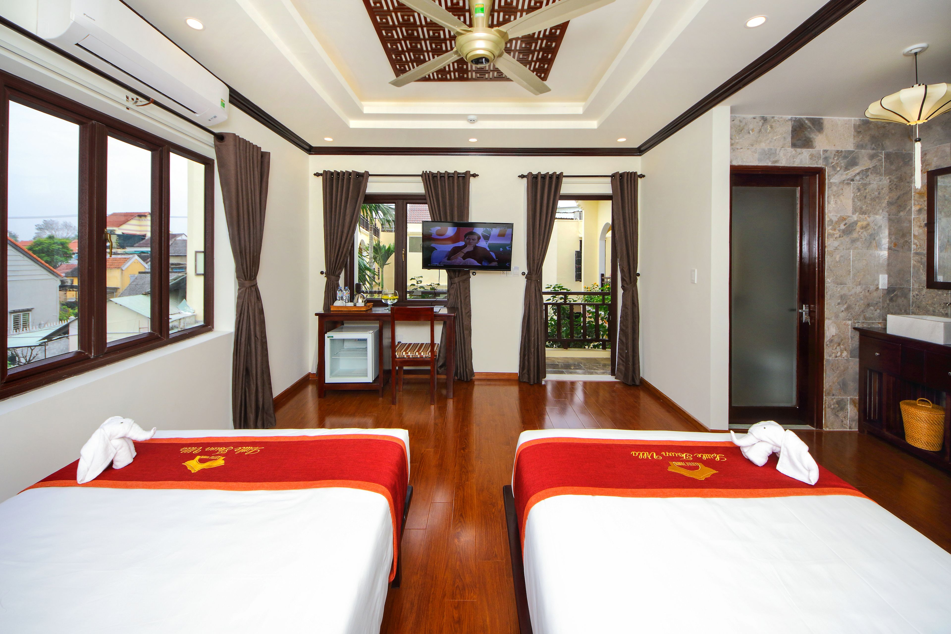 deluxe twin room, pool view | minibar, in-room safe, desk, soundproofing