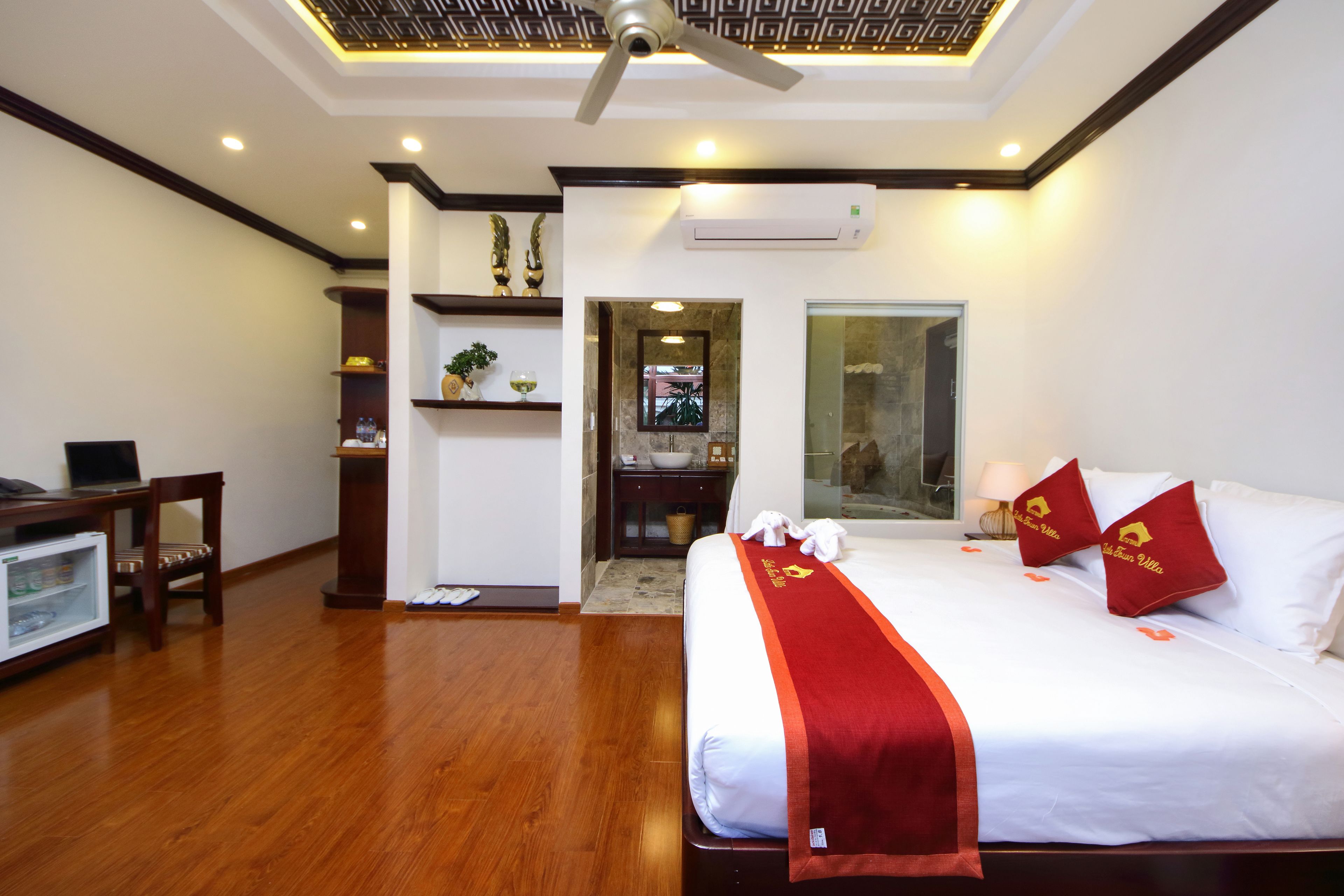 deluxe double room, pool view | minibar, in-room safe, desk, soundproofing