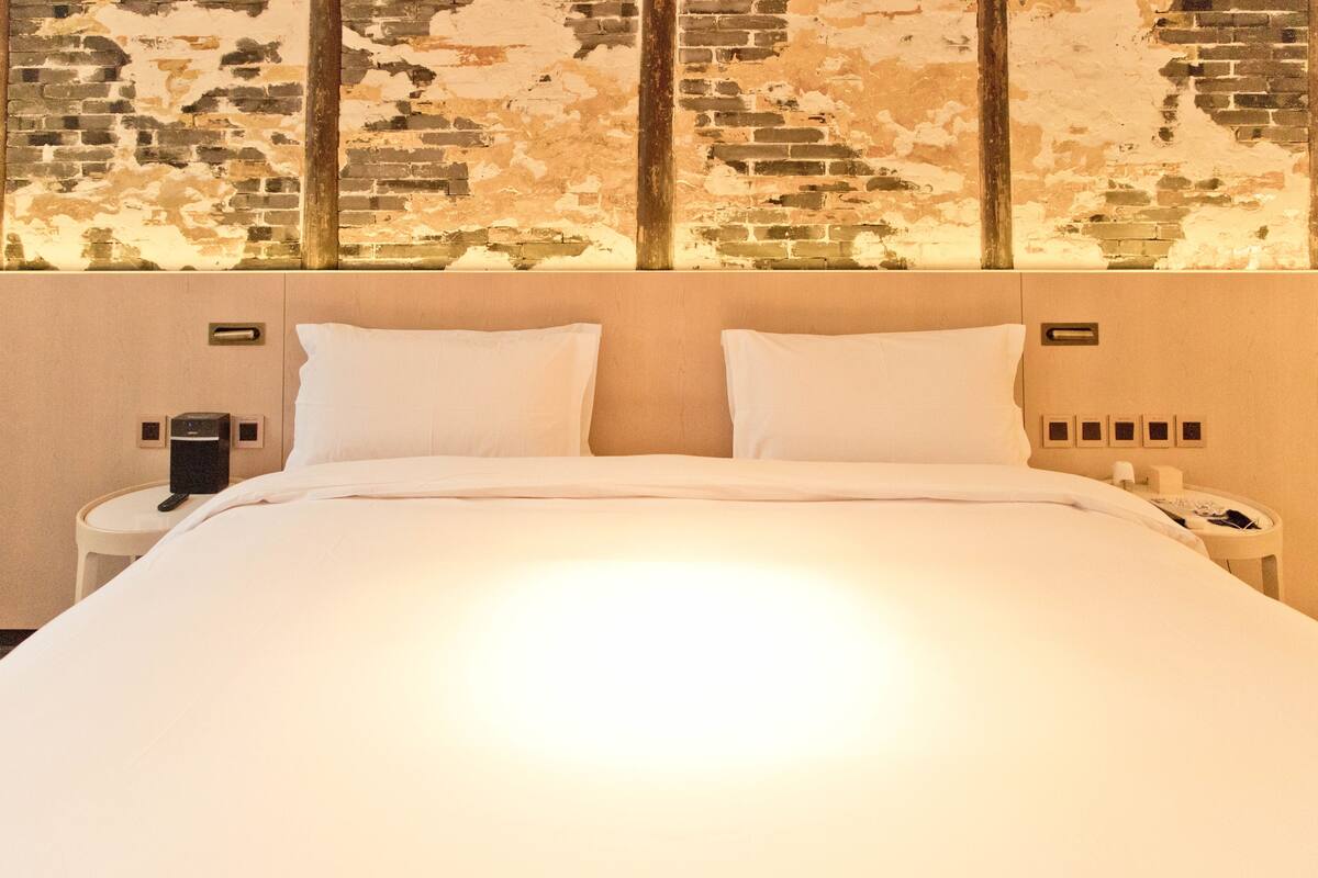 Premium bedding, down duvets, free minibar items, in-room safe