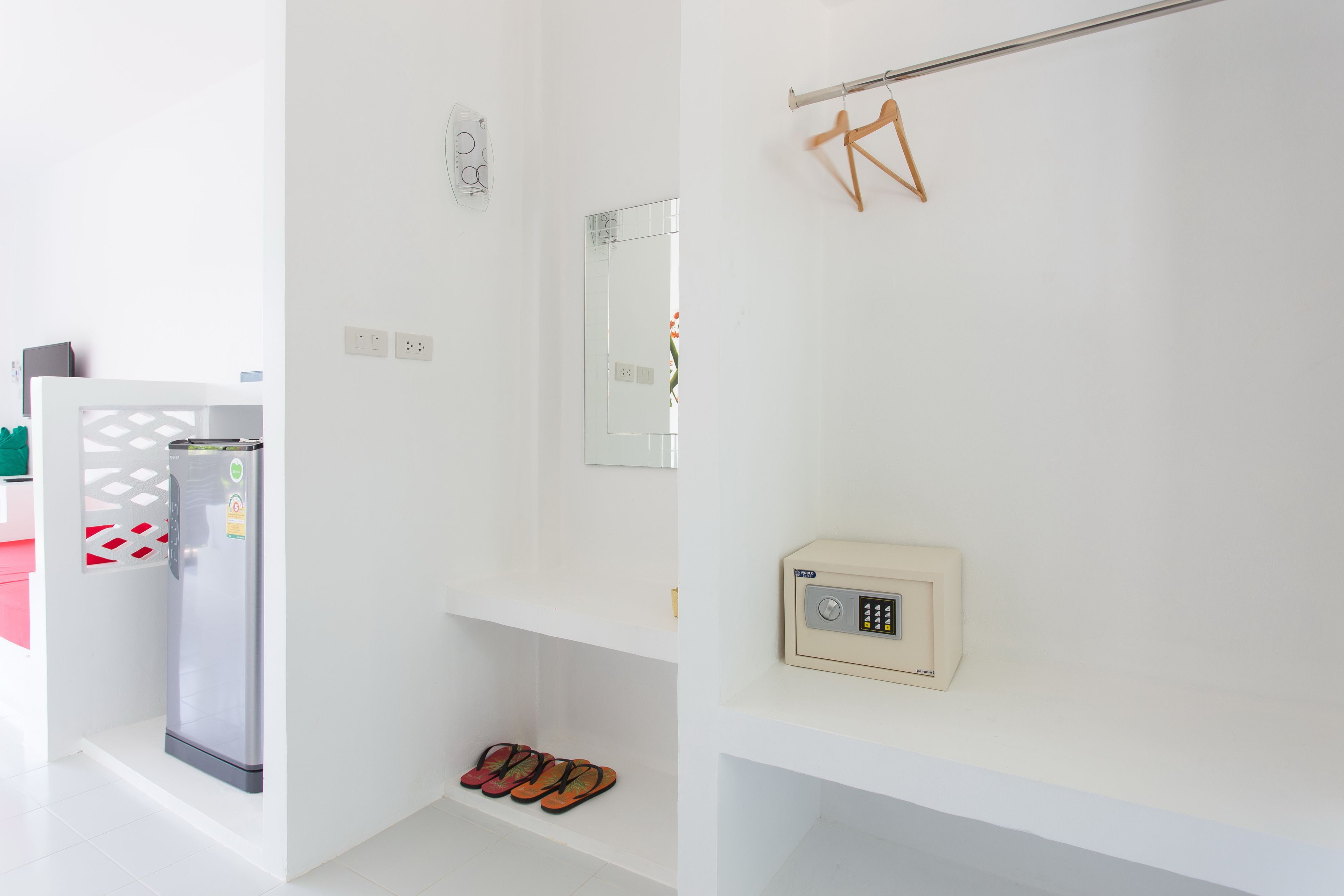 deluxe twin room | minibar, in-room safe, desk, blackout curtains