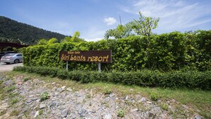 A sign for Siri Lanta Resort with a mountainous backdrop. - Sirilanta Resort (Ko Lanta)