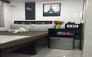 Standard-Doppelzimmer | Zimmersafe, kostenloses WLAN