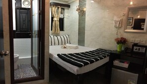 In-room safe, free WiFi - Skyview Hostel (Kowloon)