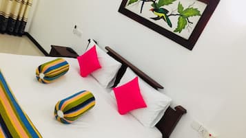 Deluxe Room | 1 bedroom, in-room safe, desk, soundproofing