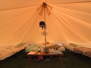 Glamping Bell tent 42 | Ropa de cama de alta calidad, tabla de planchar con plancha y wifi 