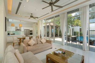 Refrigerador, microondas, artículos de limpieza