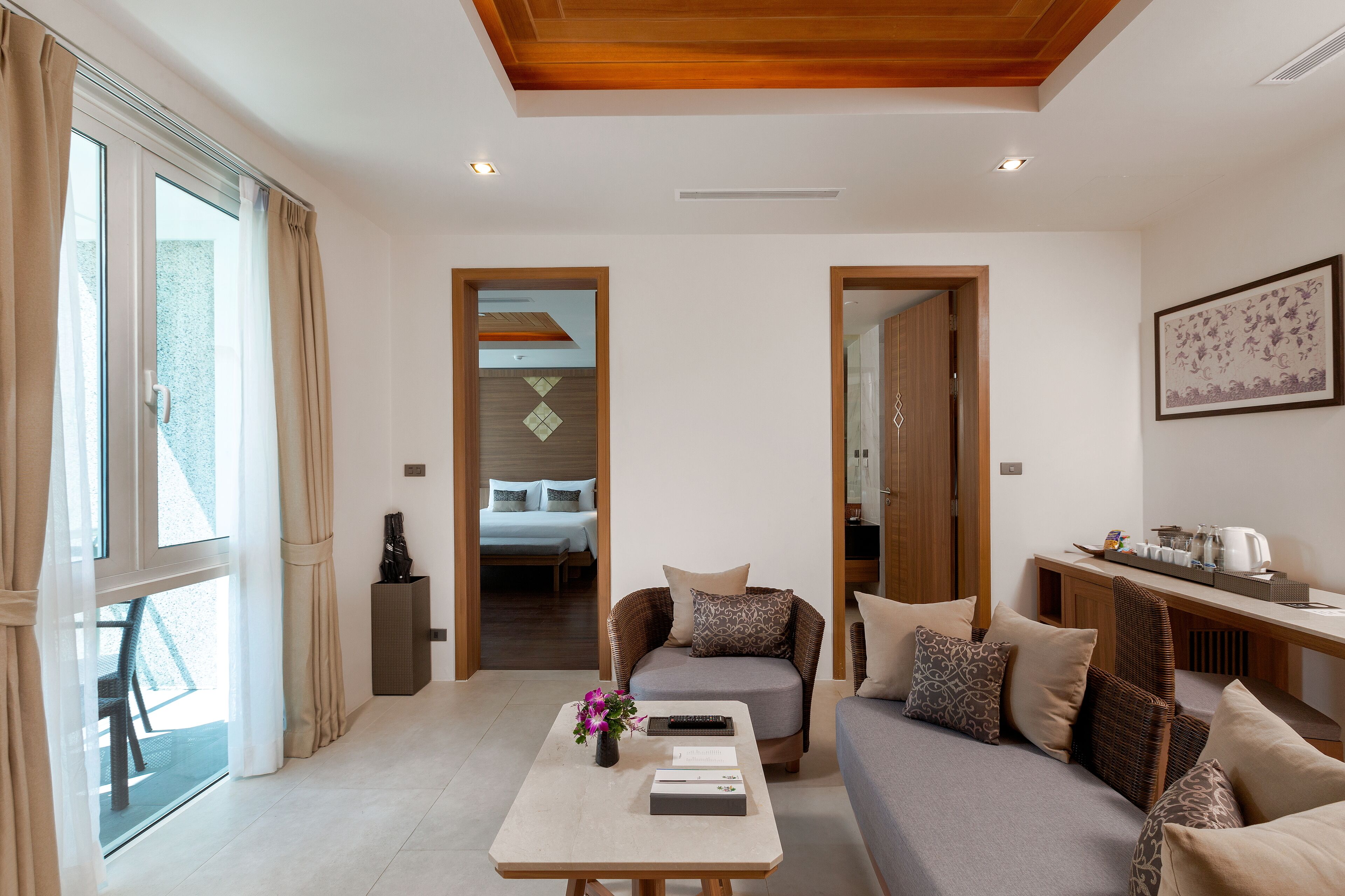 Una sala de estar moderna con un sofá, una mesa de centro y un comedor.