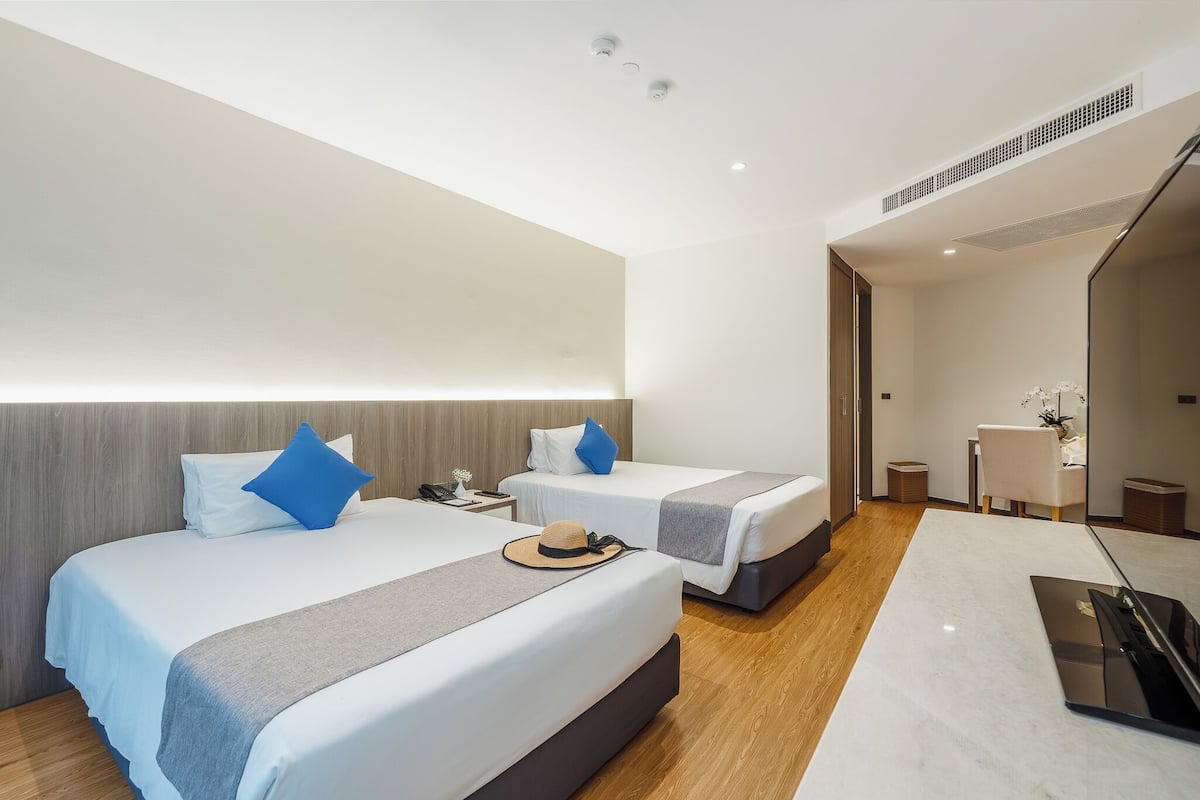 Deluxe tweepersoonskamer | Een minibar, een kluis op de kamer, individueel gemeubileerd, een bureau