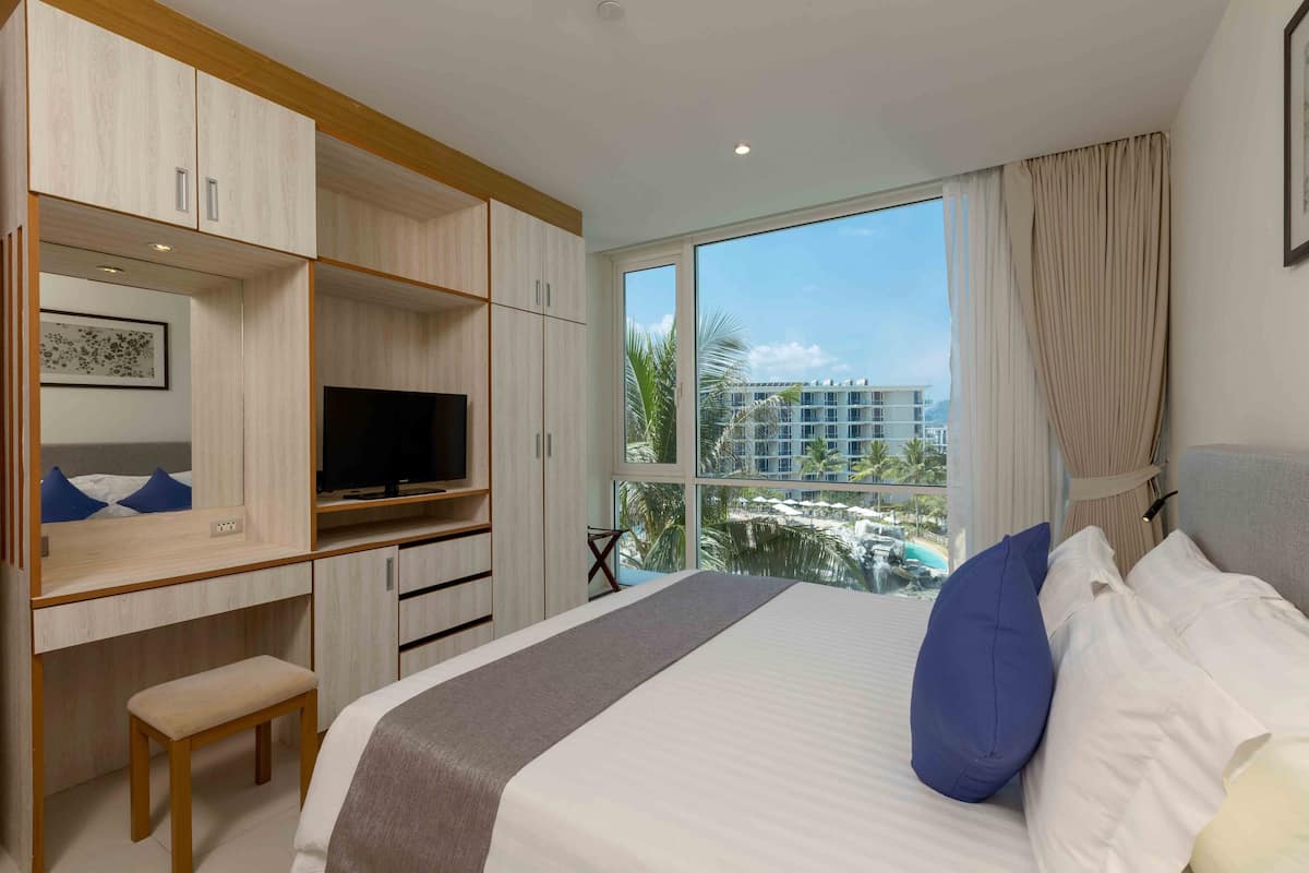 1 bedroom, free minibar items, in-room safe, individually furnished