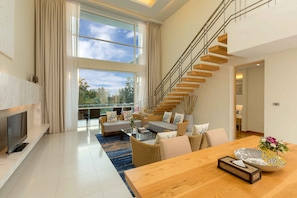 Penthouse | Woonruimte | Een 32-inch flatscreentelevisie met satellietzenders en televisie