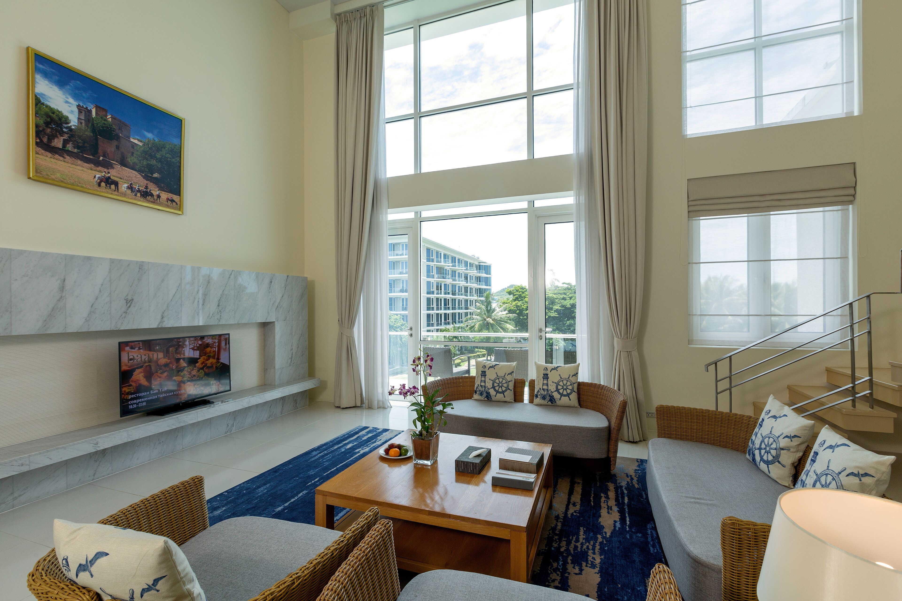 Penthouse | Área de sala de estar | Televisión de pantalla plana de 32 pulgadas con canales vía satélite 