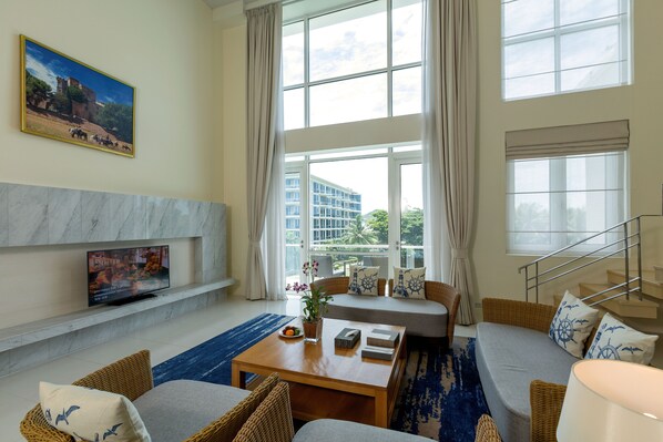 Penthouse | Ruang tamu | 32 inci televisyen skrin rata dengan satelit, TV, meja ping pong