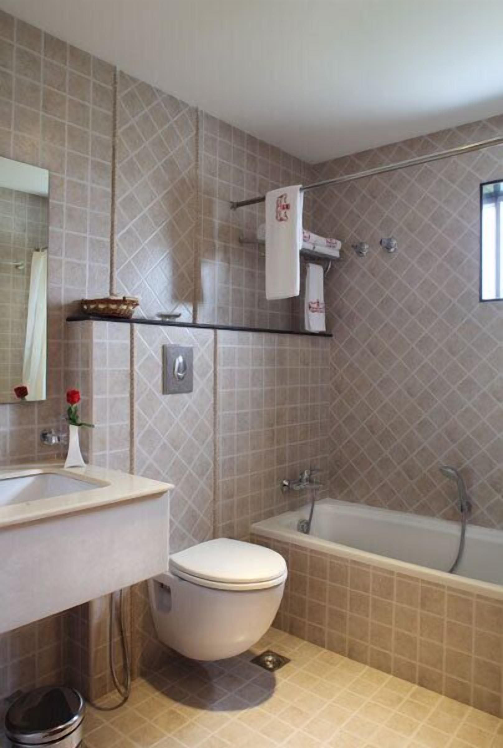 Shower, free toiletries, towels