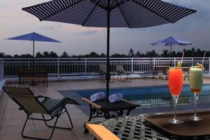 Una piscina al aire libre, una piscina en la azotea