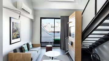 Loft Suite | 거실 공간 | 위성 채널 시청이 가능한 50인치 평면 TV, TV, 넷플릭스