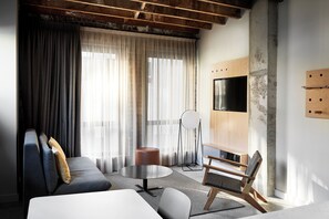 50-inch flat-screen TV with satellite channels, TV, Netflix - Veriu Broadway (Ultimo)