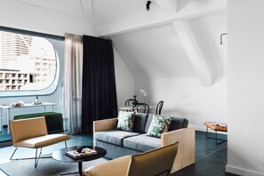 Penthouse Suite | 起居区 | 50-英寸纯平电视（配备卫星频道）、电视、Netflix