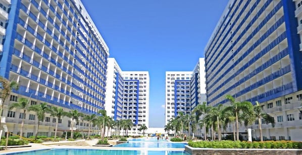 Outdoor pool, pool loungers