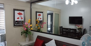 Comfort Condo, 1 Bedroom, Balcony, Pool View | Living area