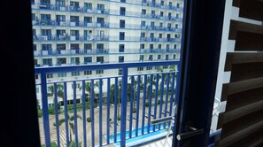 Balcony - ComfyStay at Sea Residences (Pasay)