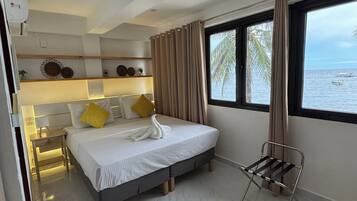 Panorama kamer | Een minibar, een kluis op de kamer, een bureau, geluiddichte muren