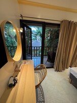 Minibar, caja de seguridad en la habitación y escritorio 