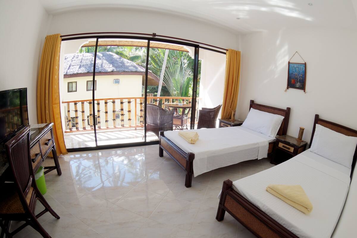 Deluxe Room | Minibar, in-room safe, desk, soundproofing
