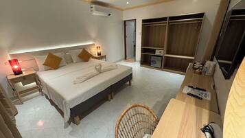 Habitación superior | Minibar, caja de seguridad en la habitación y escritorio