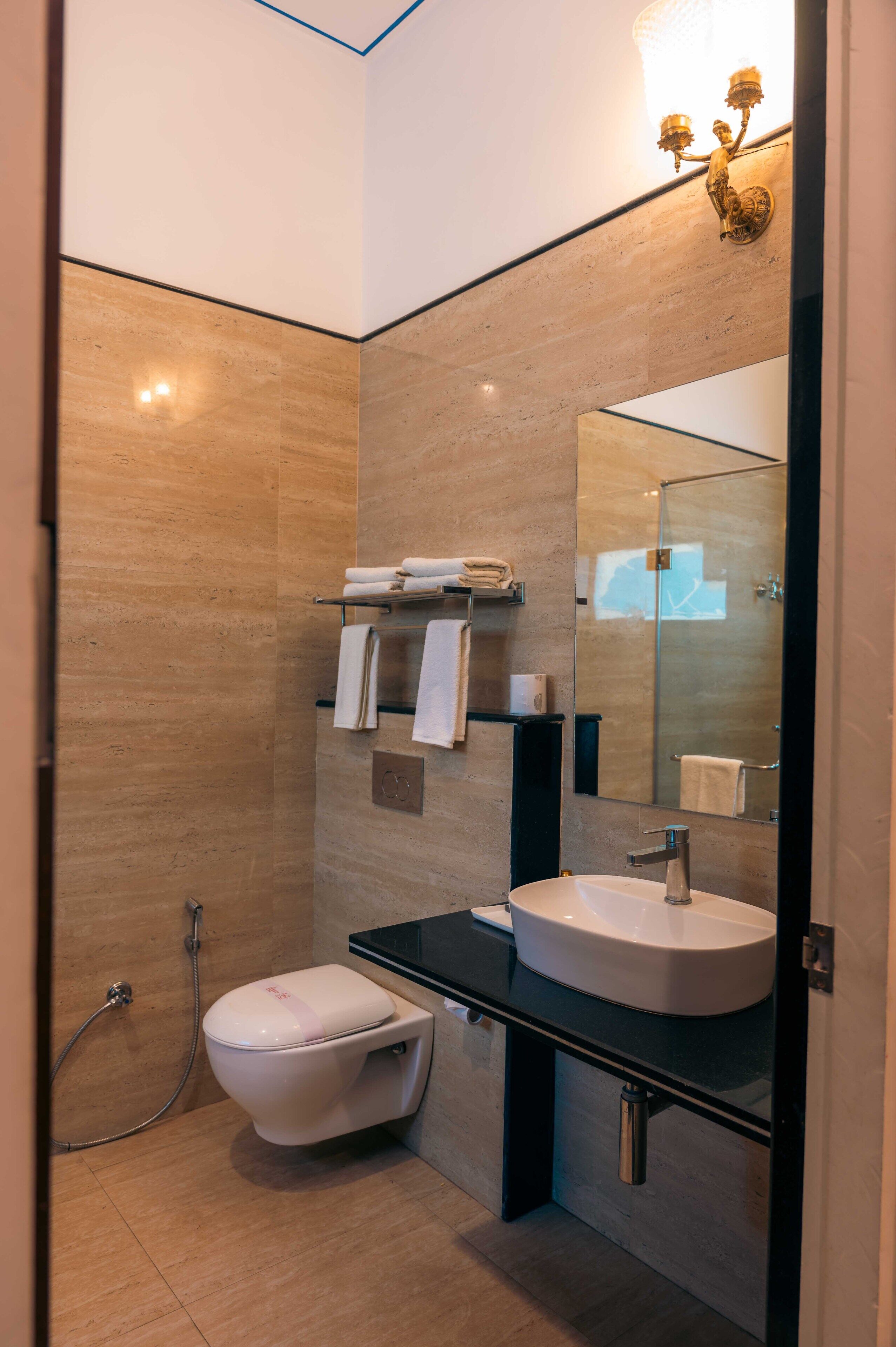 deluxe double room | bathroom | separate bathtub and shower, free toiletries, slippers, towels