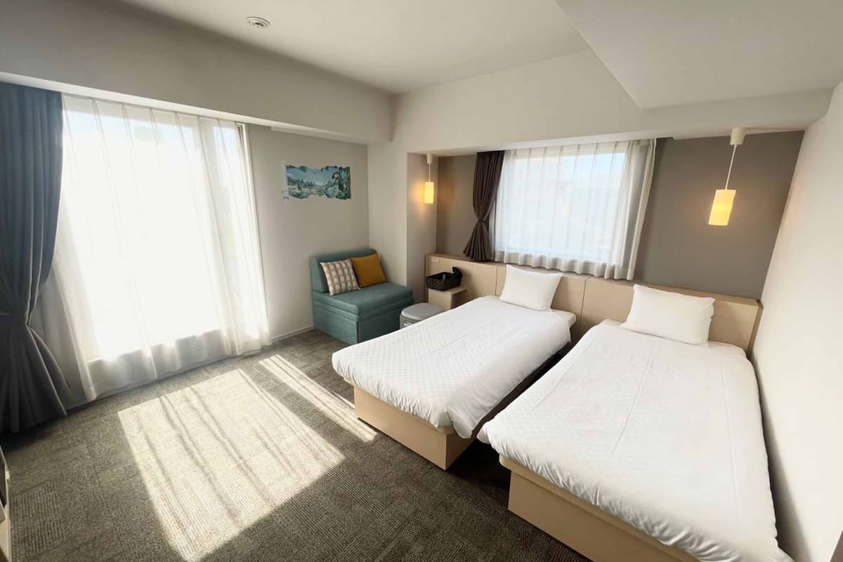 corner twin room | in-room safe, soundproofing, free wifi