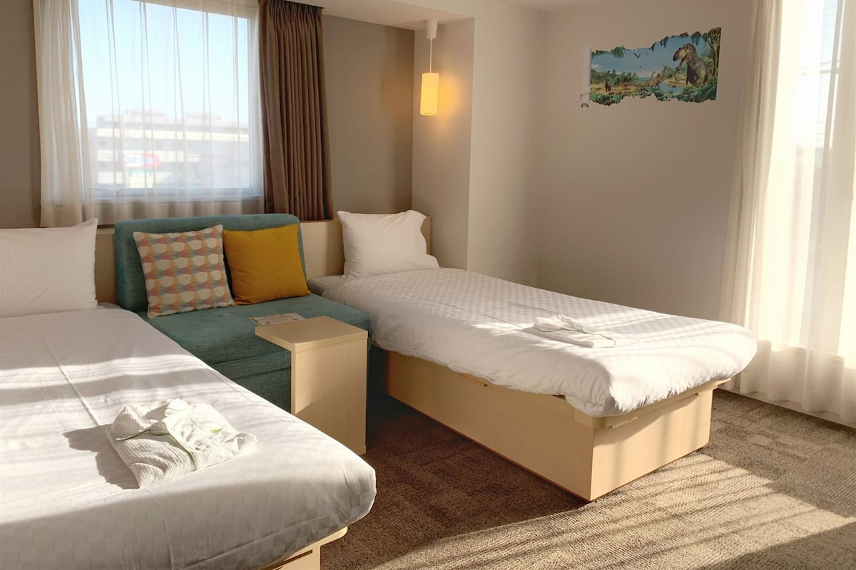 corner twin room (higher floor) | in-room safe, soundproofing, free wifi